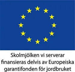 EU logotyp blå bakgrund med cirkel med gula stjärnor och text Skolmjölken vi serverar finansieras delvis av Europeiska garantifonden för jordbruket